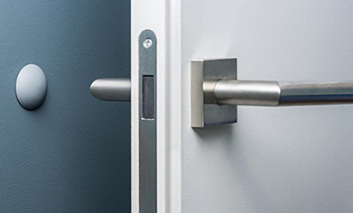 Khóa mộng là một loại cơ chế khóa thường được sử dụng cho cửa ra vào.